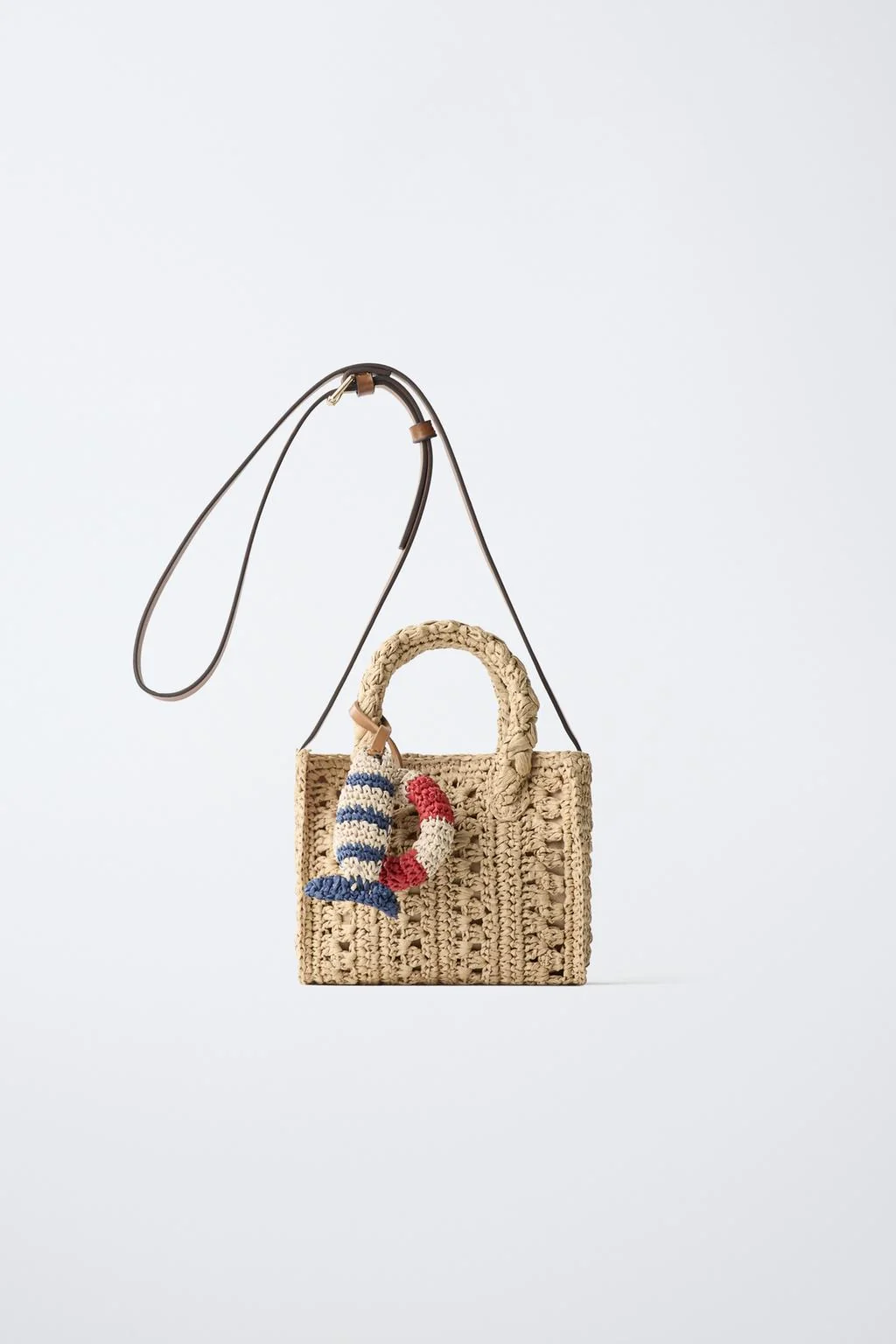 Сумка-кроссбоди из раттана с морскими подвесками — АКСЕССУАРЫ | Обувь