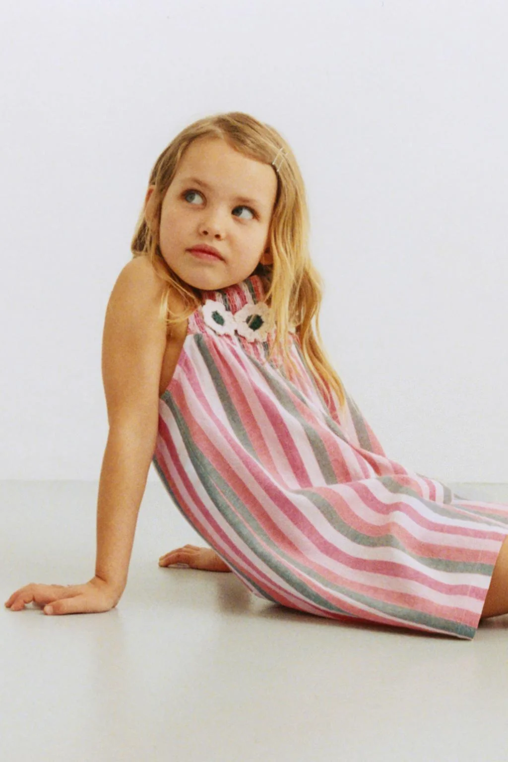 Полосатый вязаный комбинезон с цветочным узором — Блюзки | платья