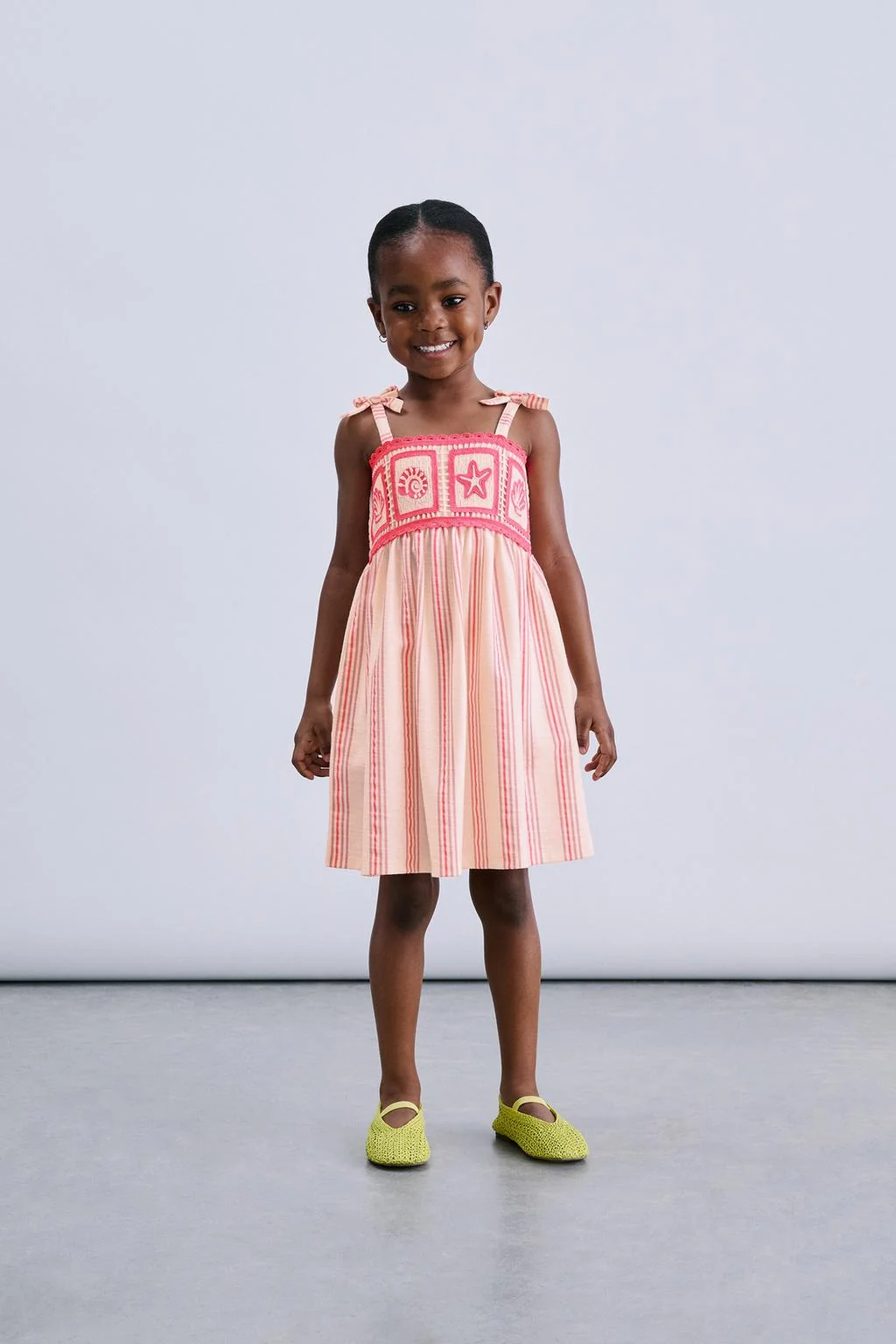 Платье с вышитыми полосками