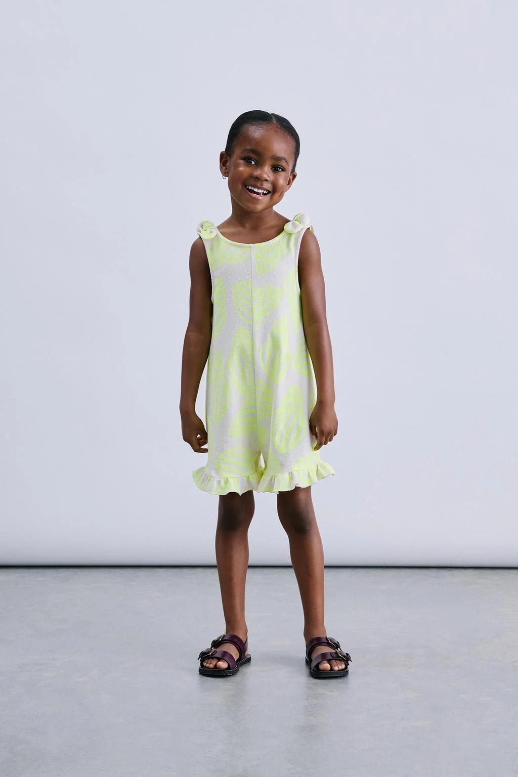 Короткий комбинезон с узлами и флуоресцентным принтом в виде ракушек