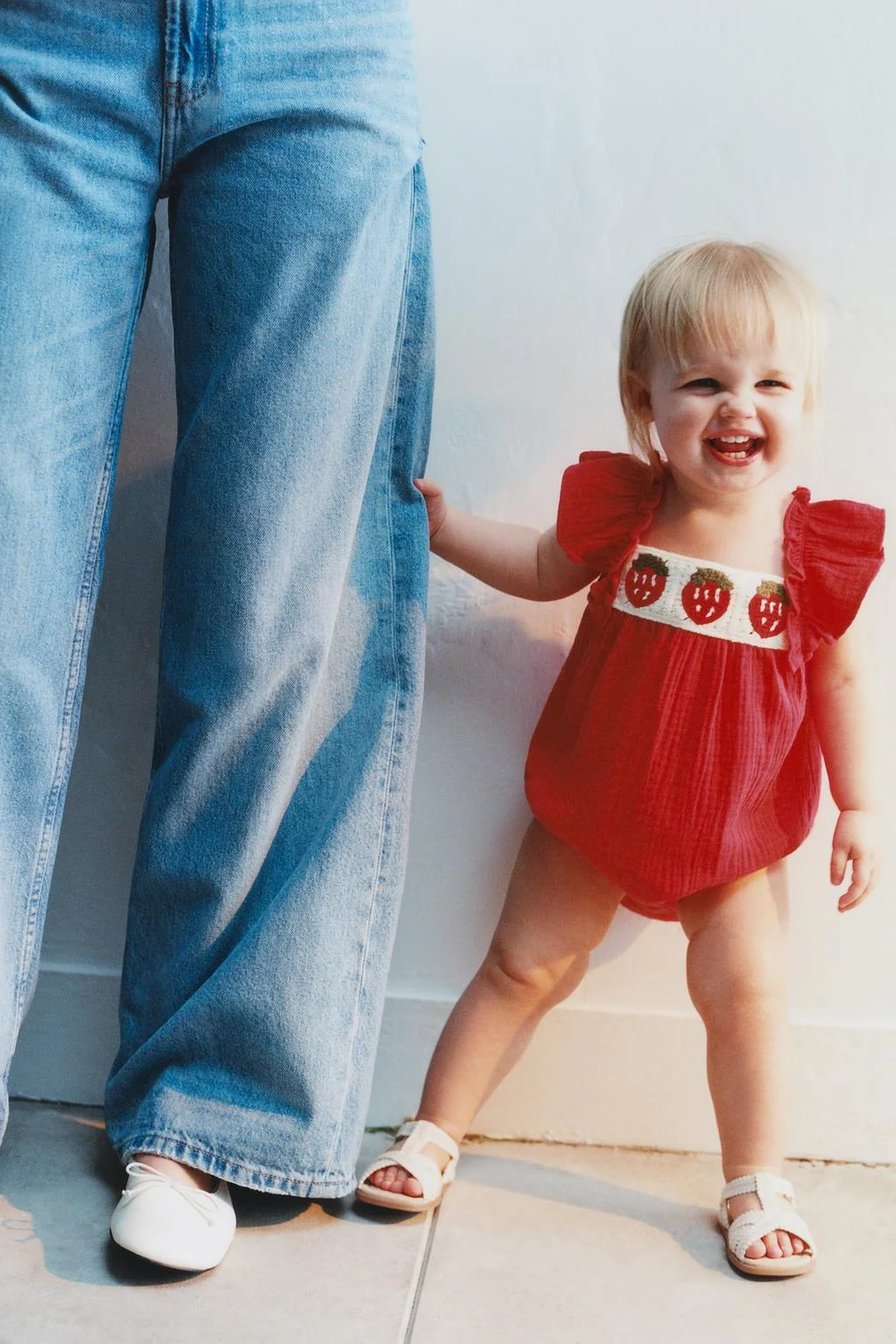 Комбинезон из хлопковой марли с вышитой клубникой — Детское