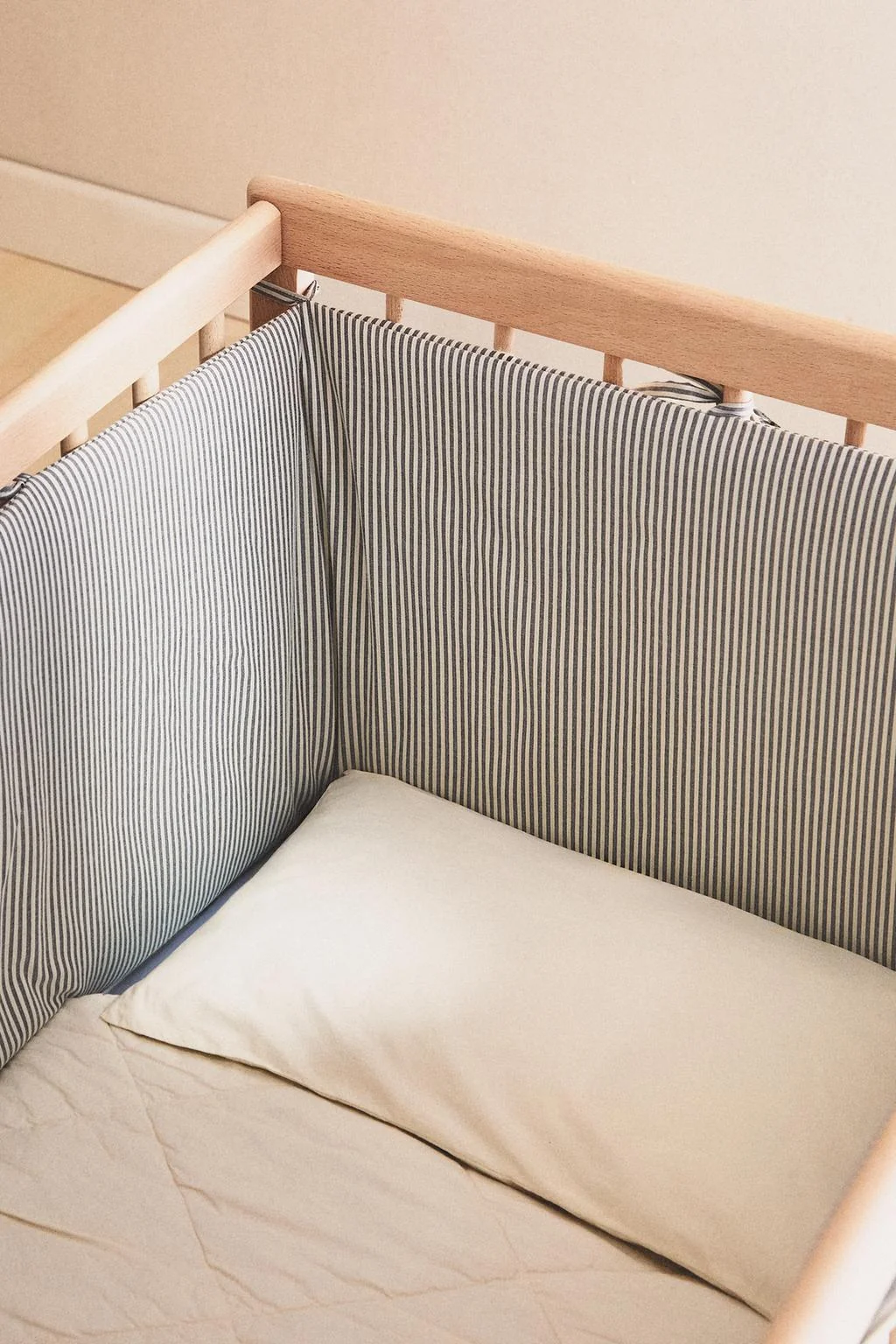 Полосатая наволочка для бортика детской кроватки — Детское