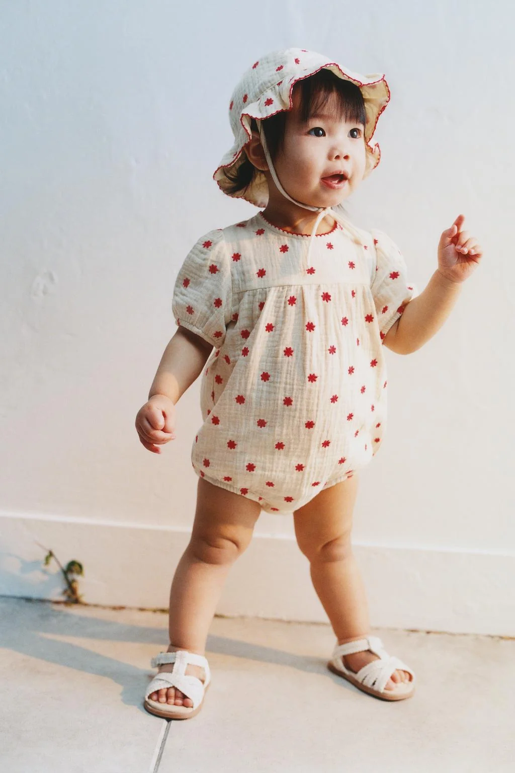 Купальник с вышитыми цветочными узорами