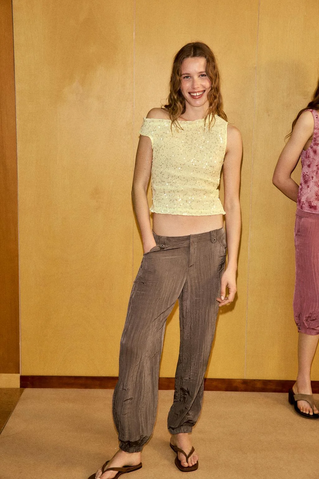 Плывущие текстурированные брюки