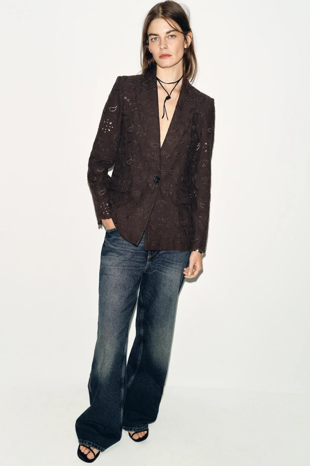 ПИДЖАК ПРЯМОГО КРОЯ С ВЫШИВКОЙ ИЗ РЕЗНОЙ ПРЯЖИ И ПОЛКОЛЬЧАТЫМИ ПЛЕЧАМИ — Женское