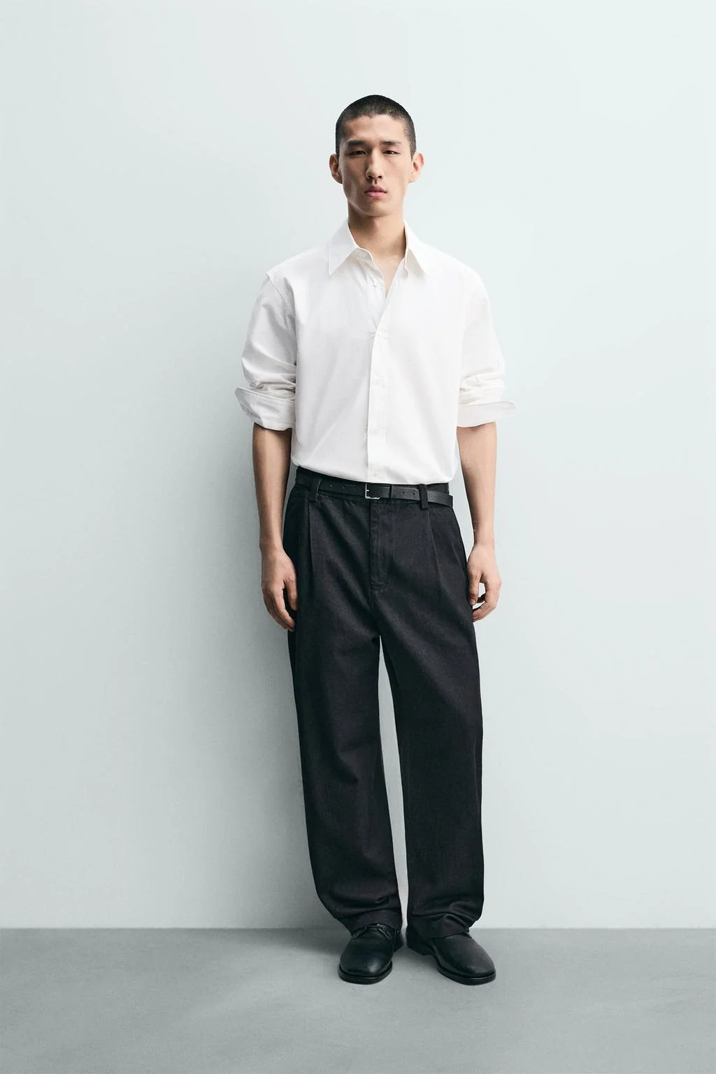 Джинсовые чино брюки со складками — Чиносы