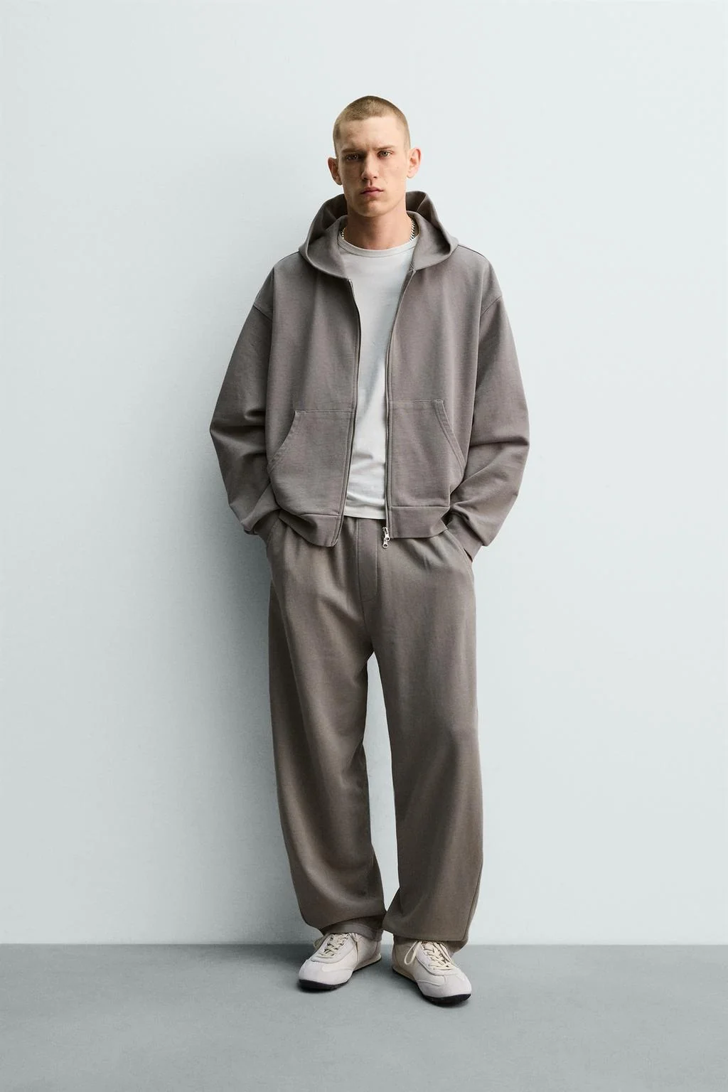 Джоггеры с эффектом потёртости и кроем баллон