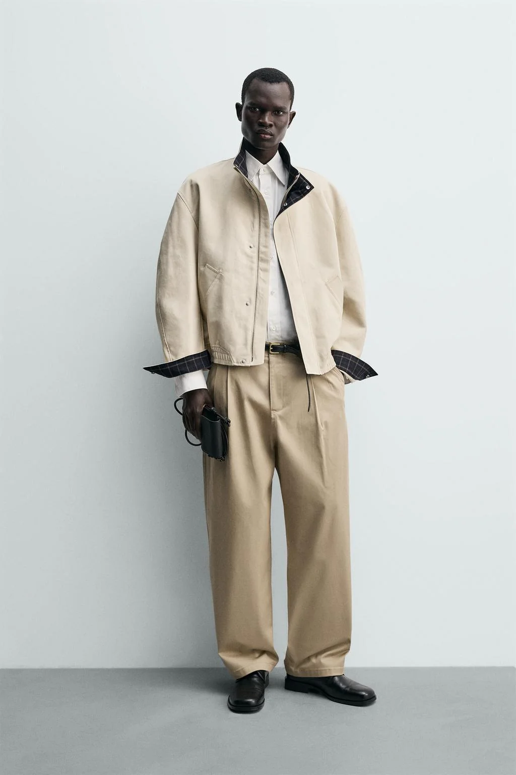 Брюки с широкими штанинами и складками