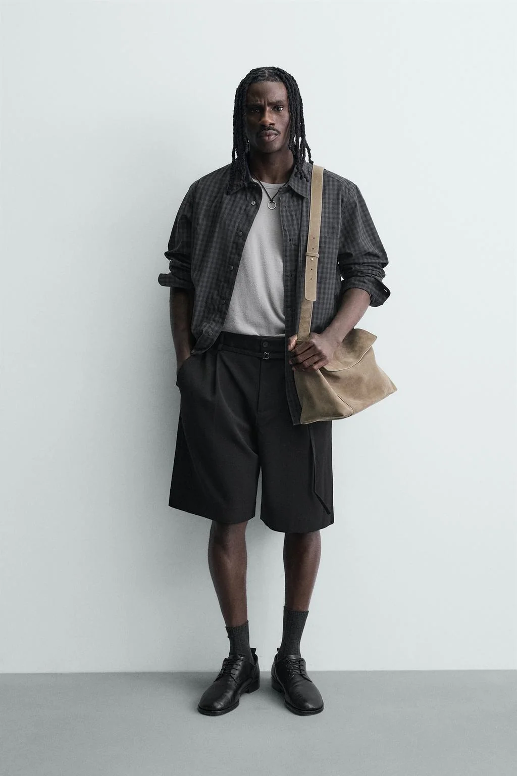 Шорты-бермуды свободного кроя с плиссировкой и поясом — Шорты