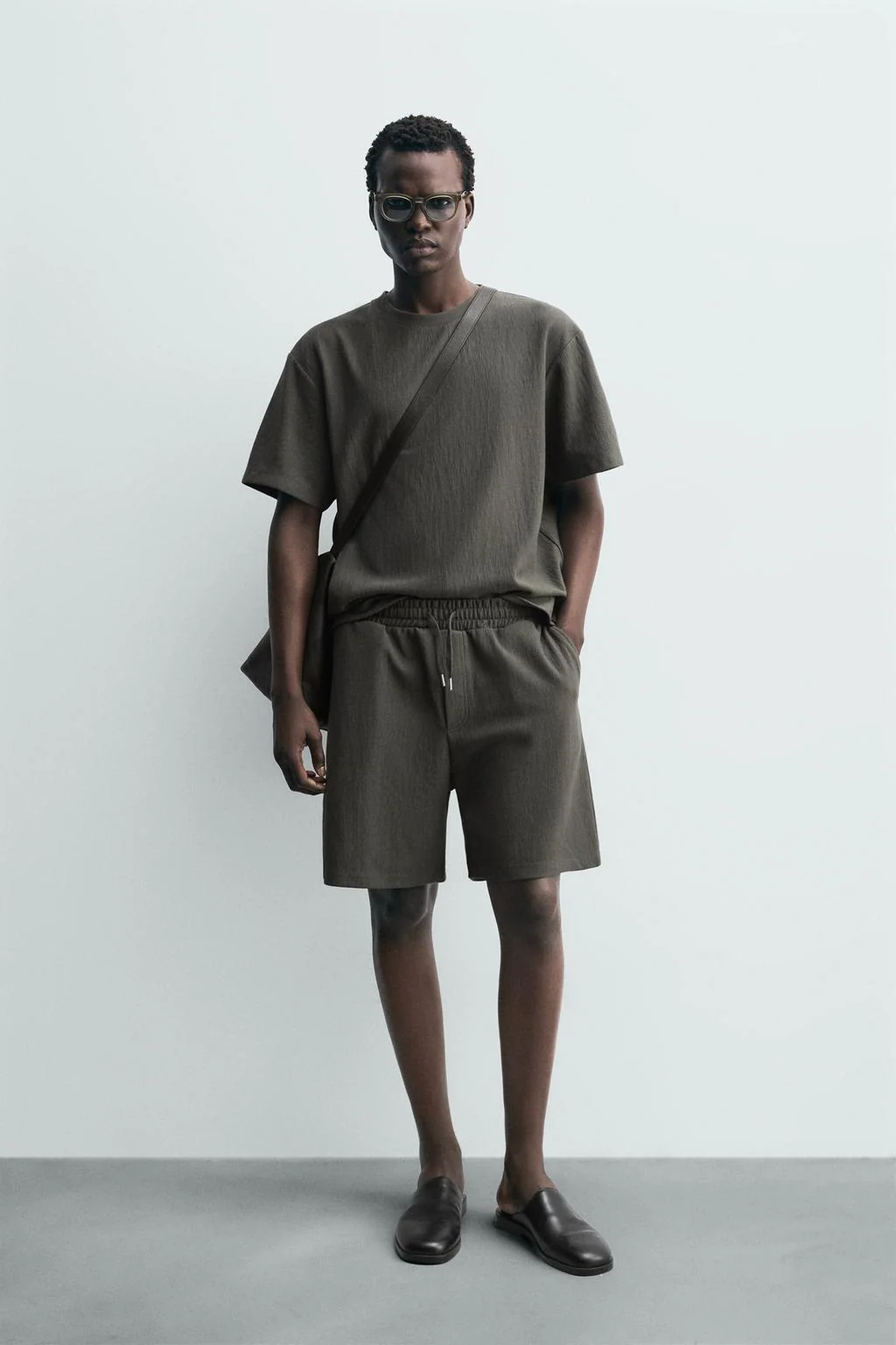 Шорты-бермуды джоггеры с текстурой