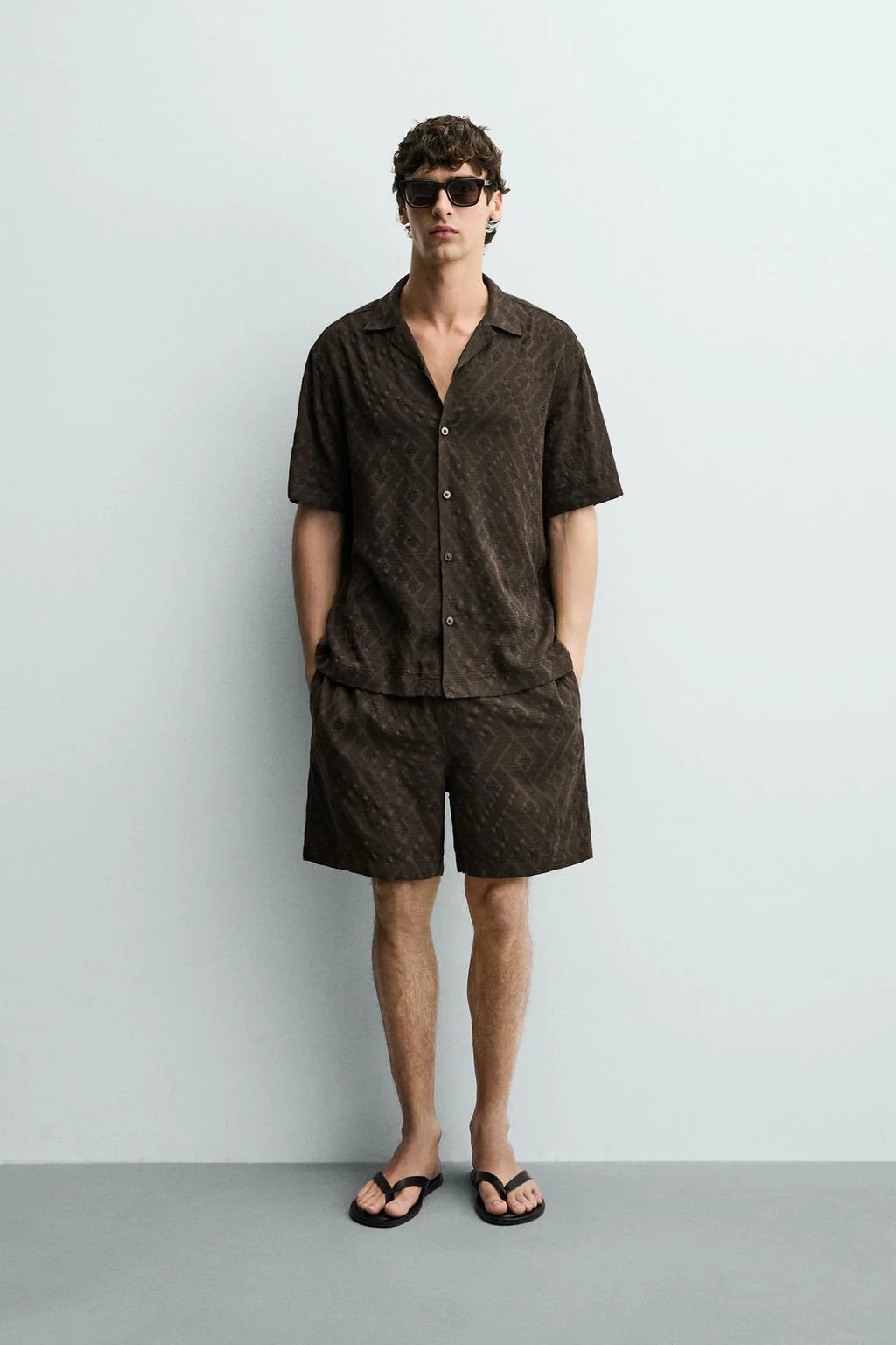 Шорты-бермуды с геометричным жаккардом