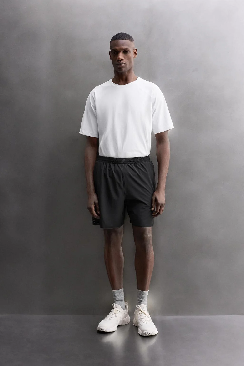 Шорты с перфорацией и контрастной отделкой 9" — Шорты