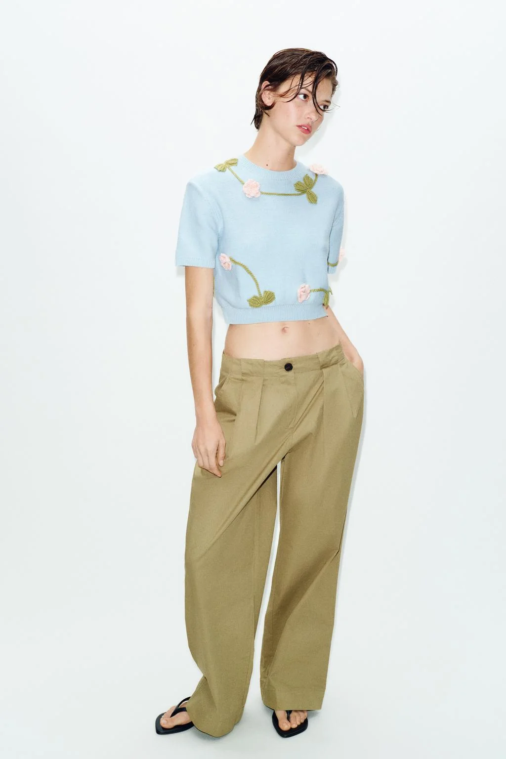 Свитер из трикотажа с цветочными короткими рукавами