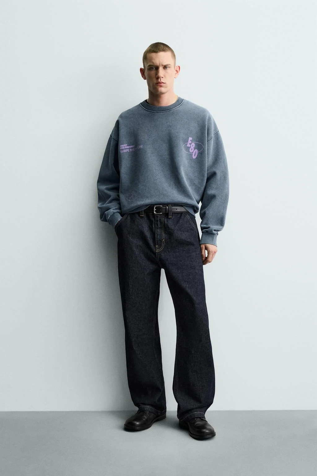 Свитшот с эффектом потёртости и текстовым принтом — С принтом