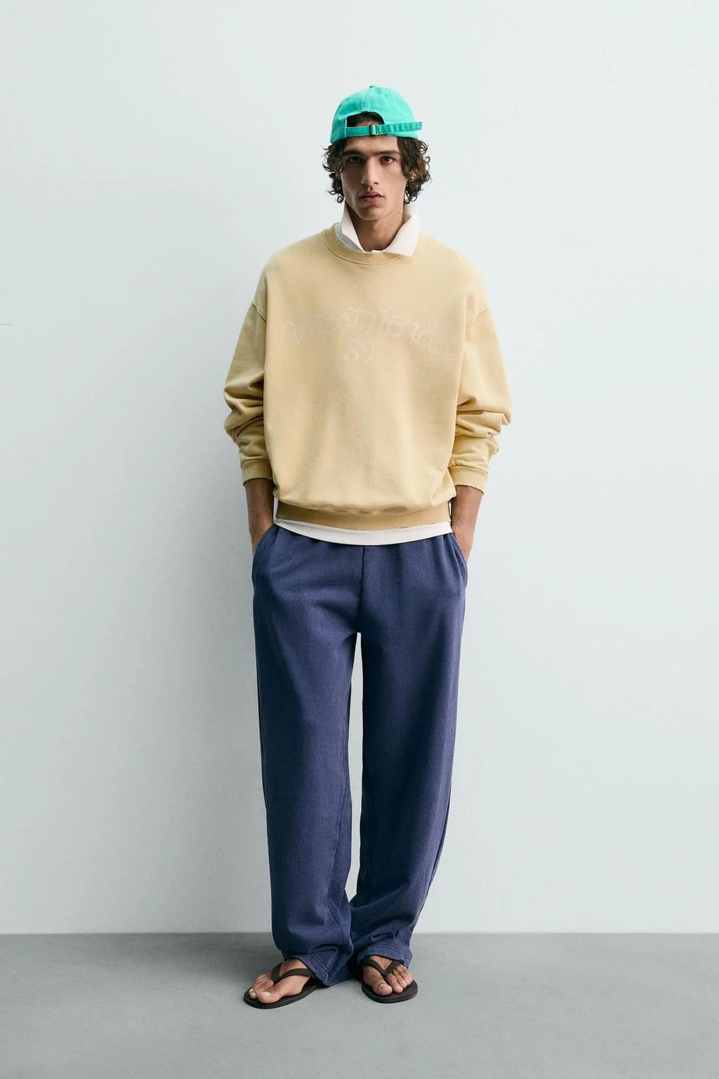 Свитшот с эффектом потёртости и логотипом — Цвета