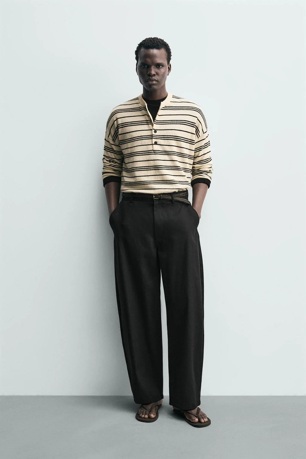 Свитер с полосатым узором и воротником хенли — Хенли