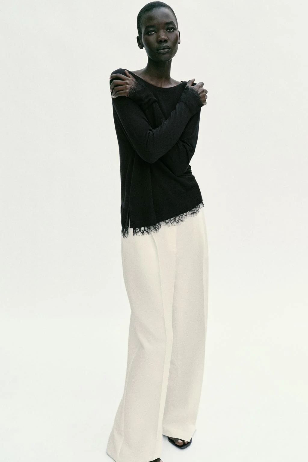 Трикотажный свитер с кружевом