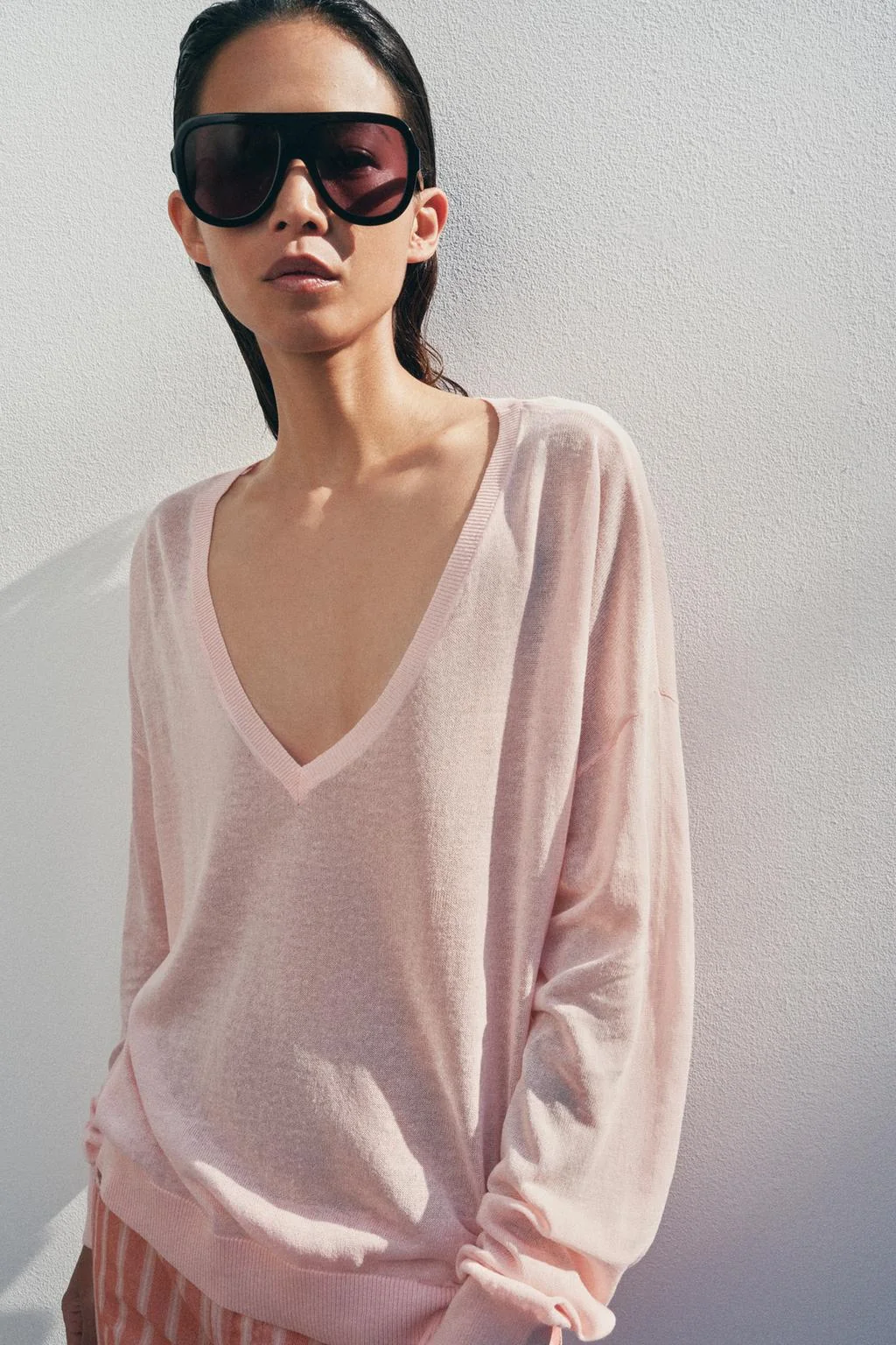 Тонкий трикотажный свитер с V-образным вырезом