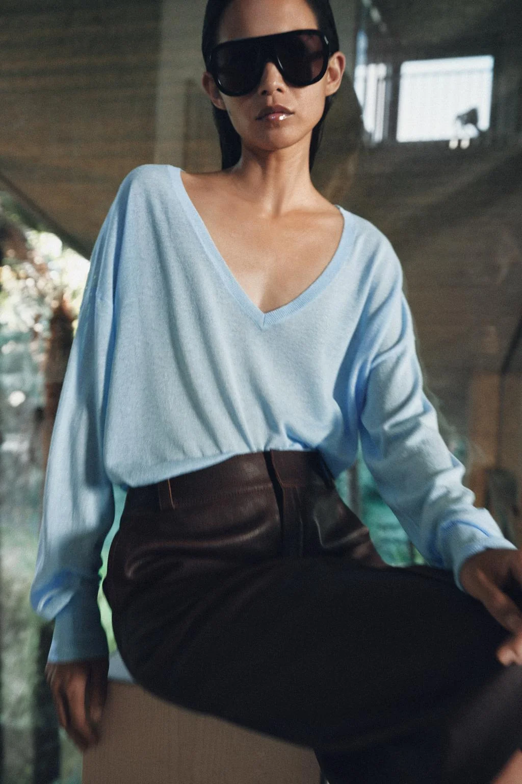 Тонкий трикотажный свитер с V-образным вырезом