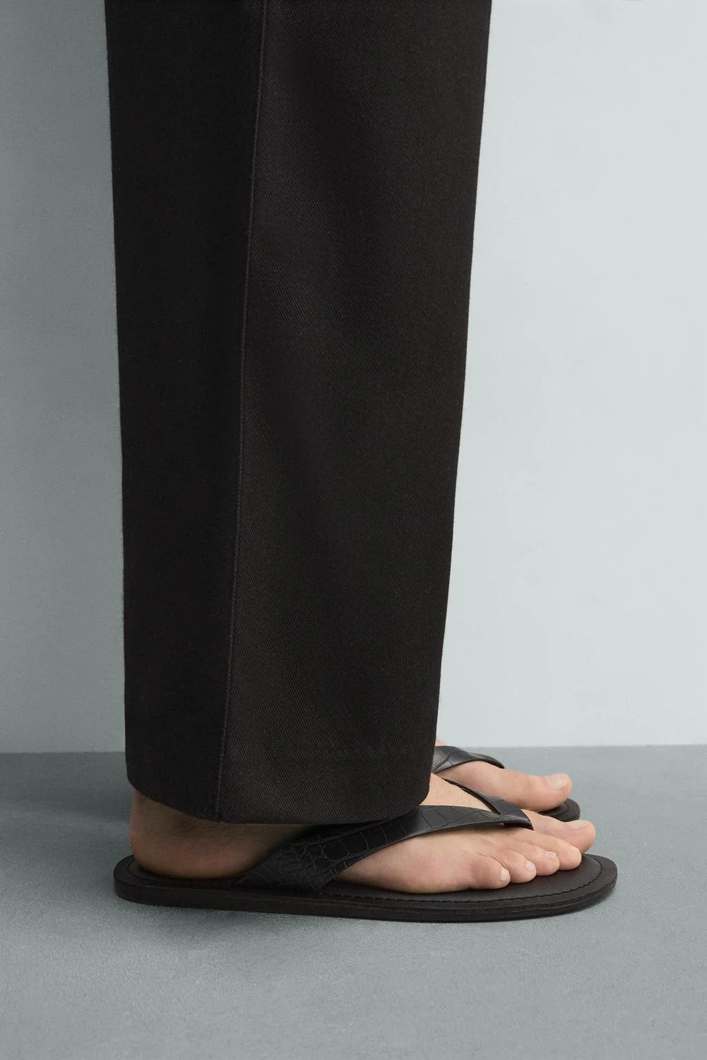 Сандалии на ремешках с тиснением