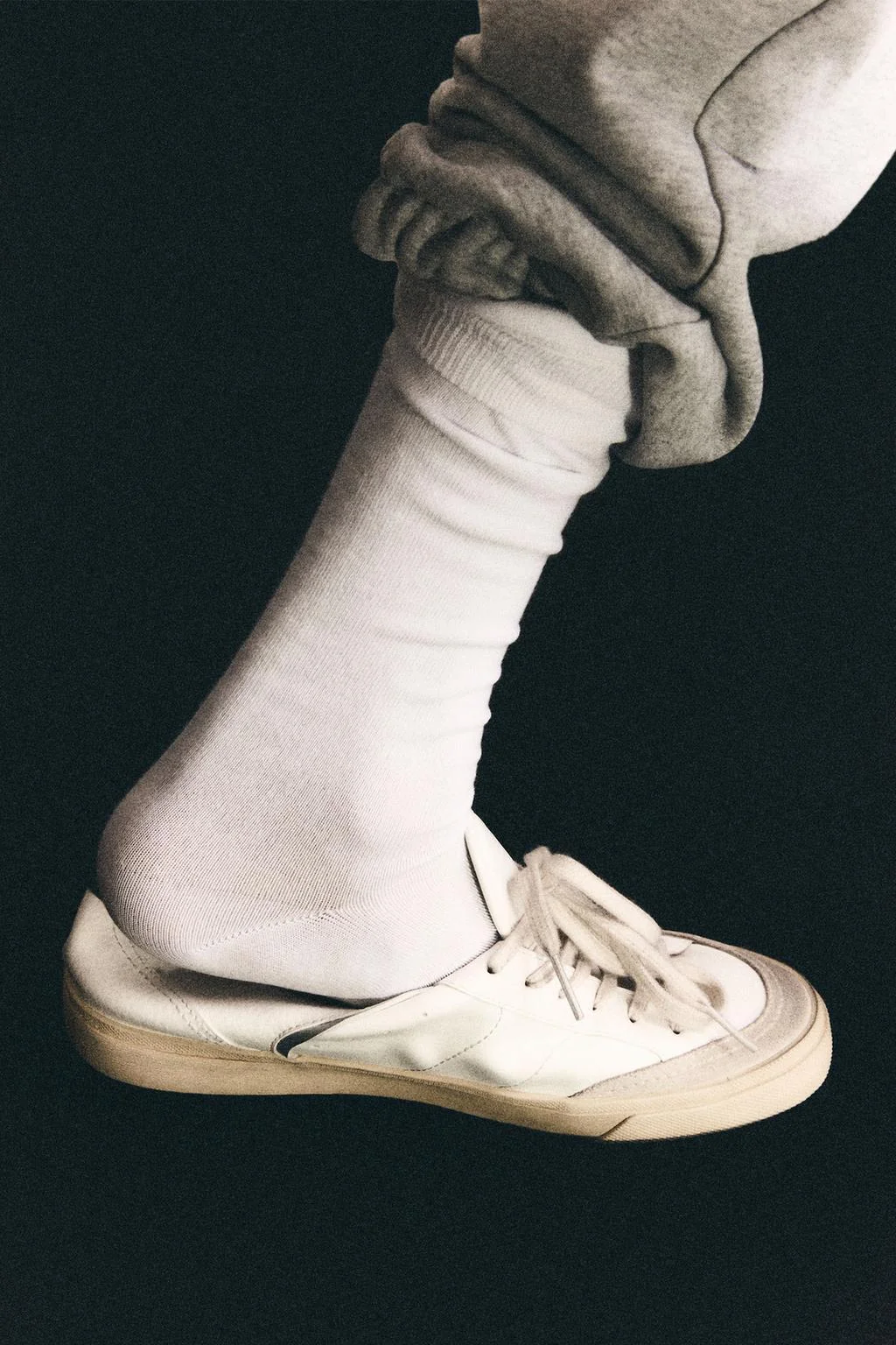 Кроссовки с контрастной подошвой