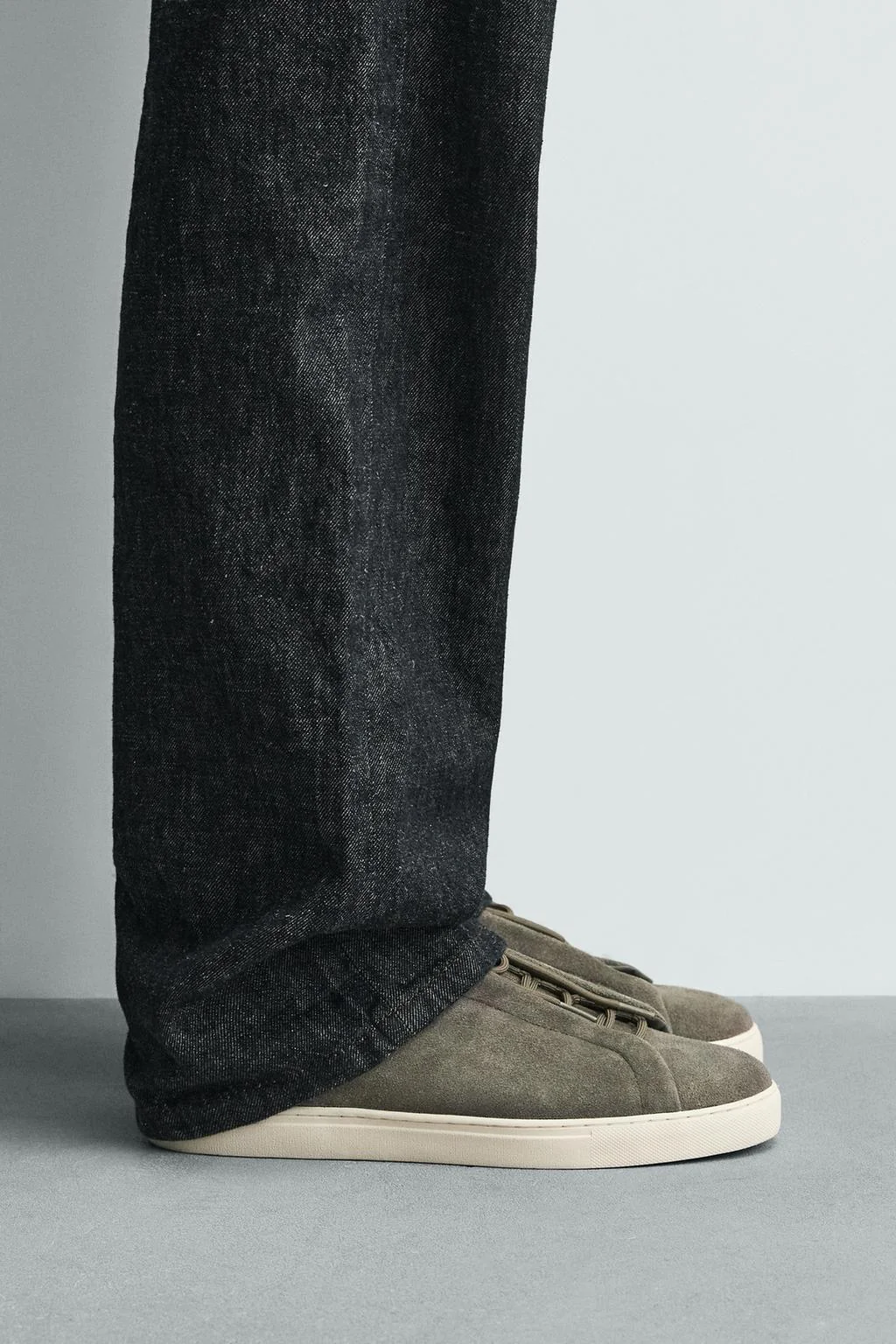 Кроссовки из кожи