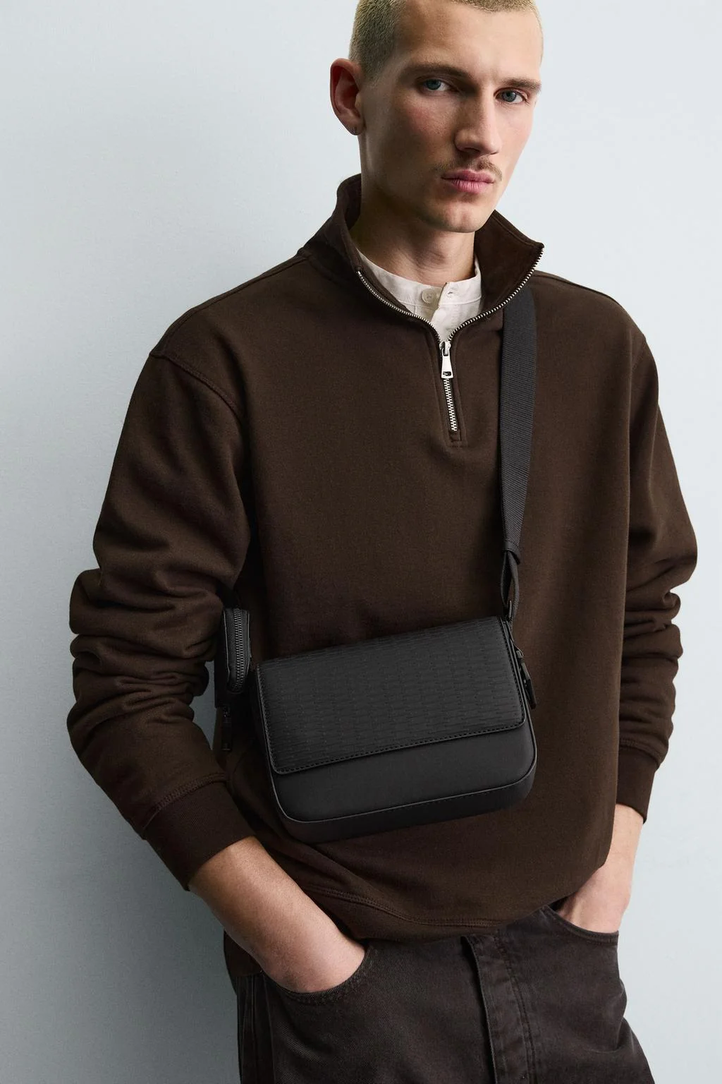 Резинизированная фактурная сумка через плечо — Сумки через плечо