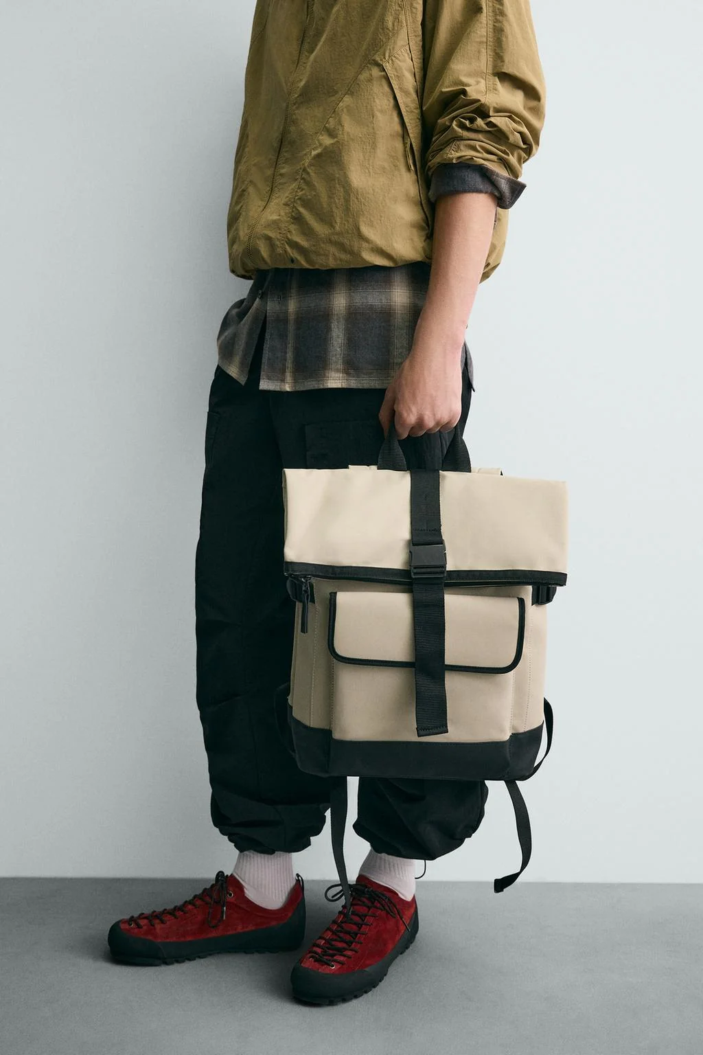 Рюкзак с резиновым клапаном — Рюкзаки