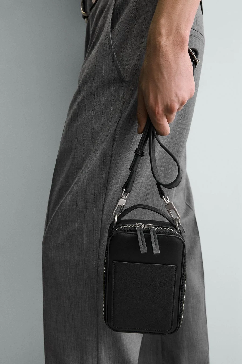 Текстурированная сумка через плечо с вертикальным дизайном