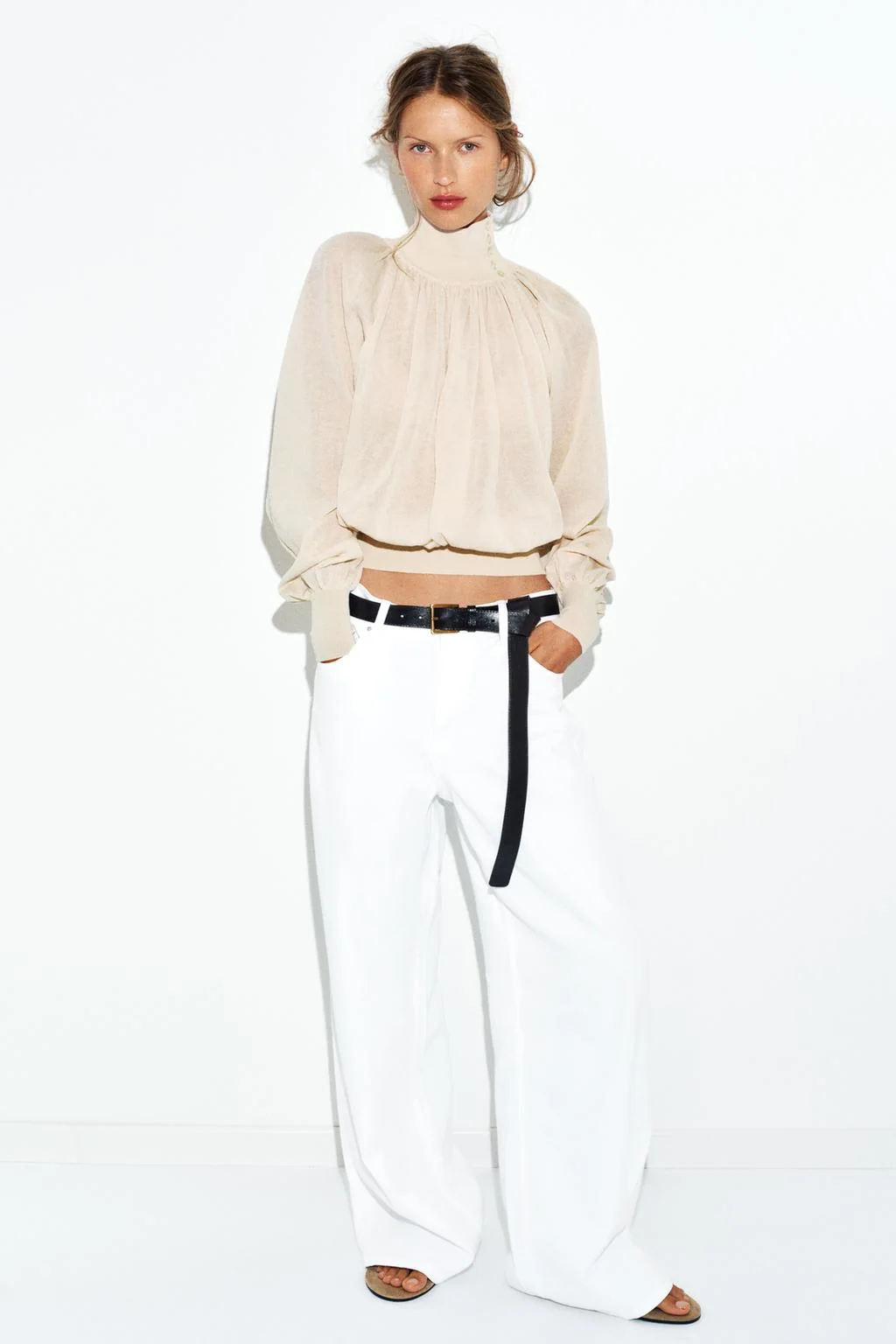 Трикотажная блузка с комбинированием и струящимся эффектом