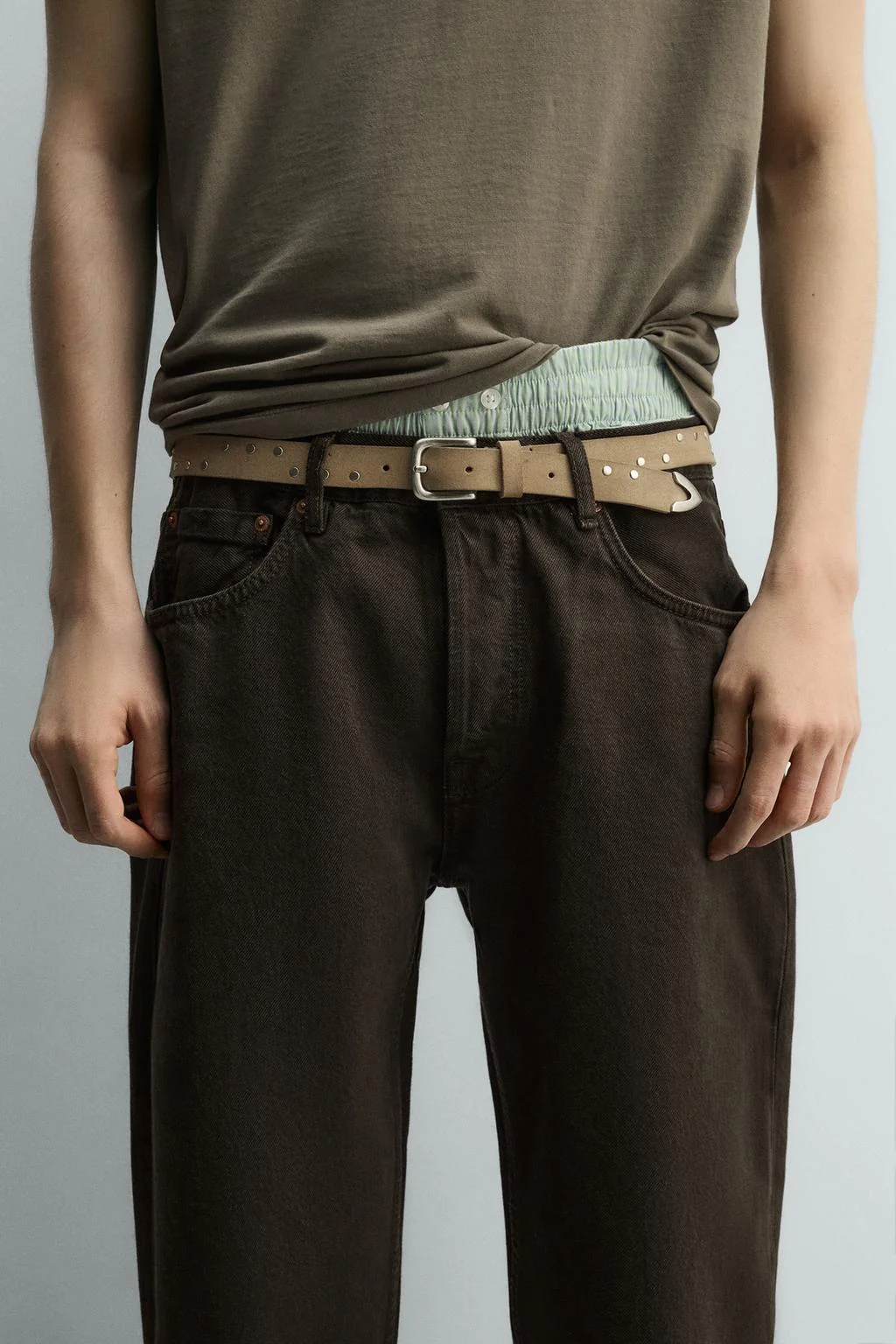 Кожаный ремень с заклёпками