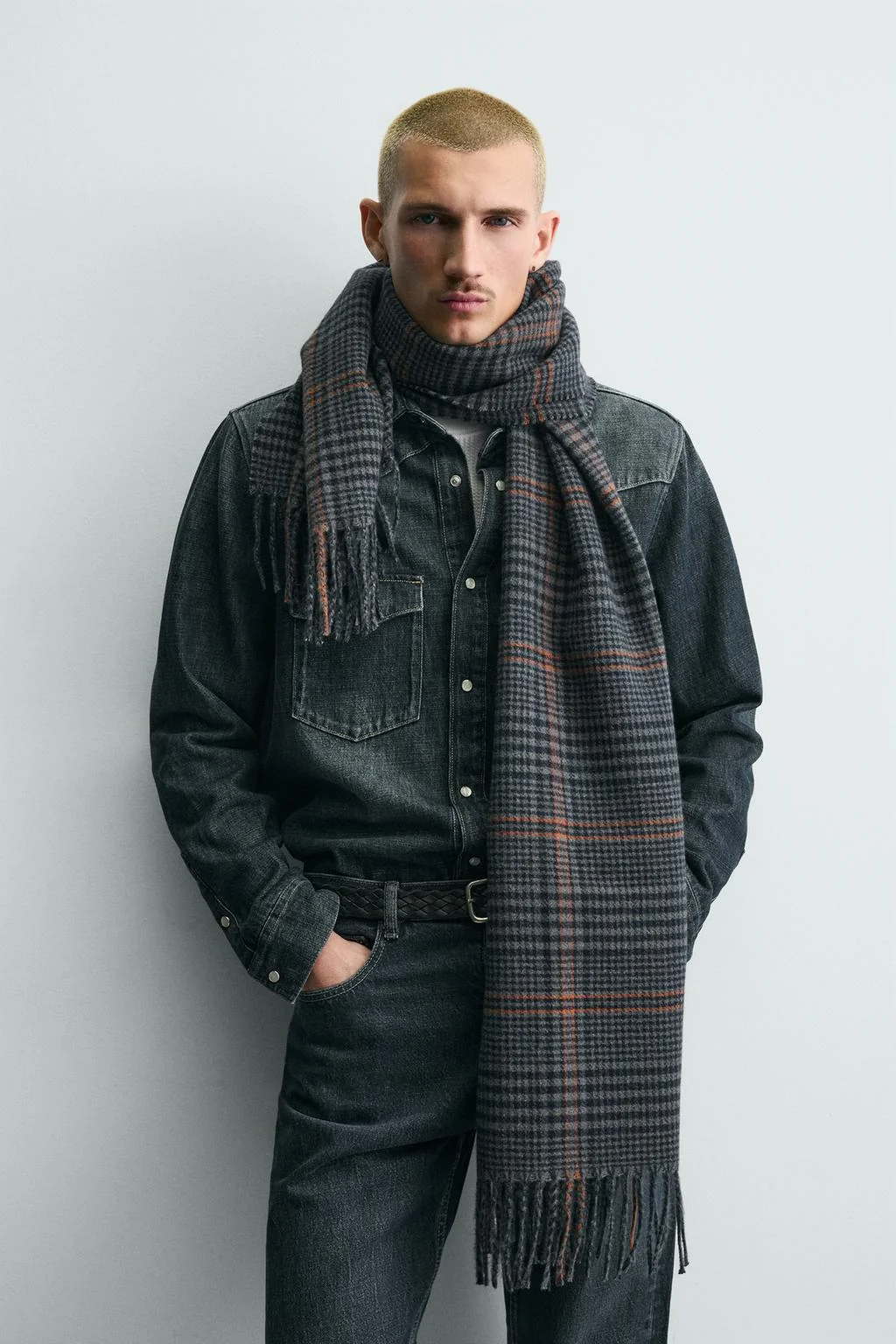 Клетчатый шарф с бахромой — Шарфы