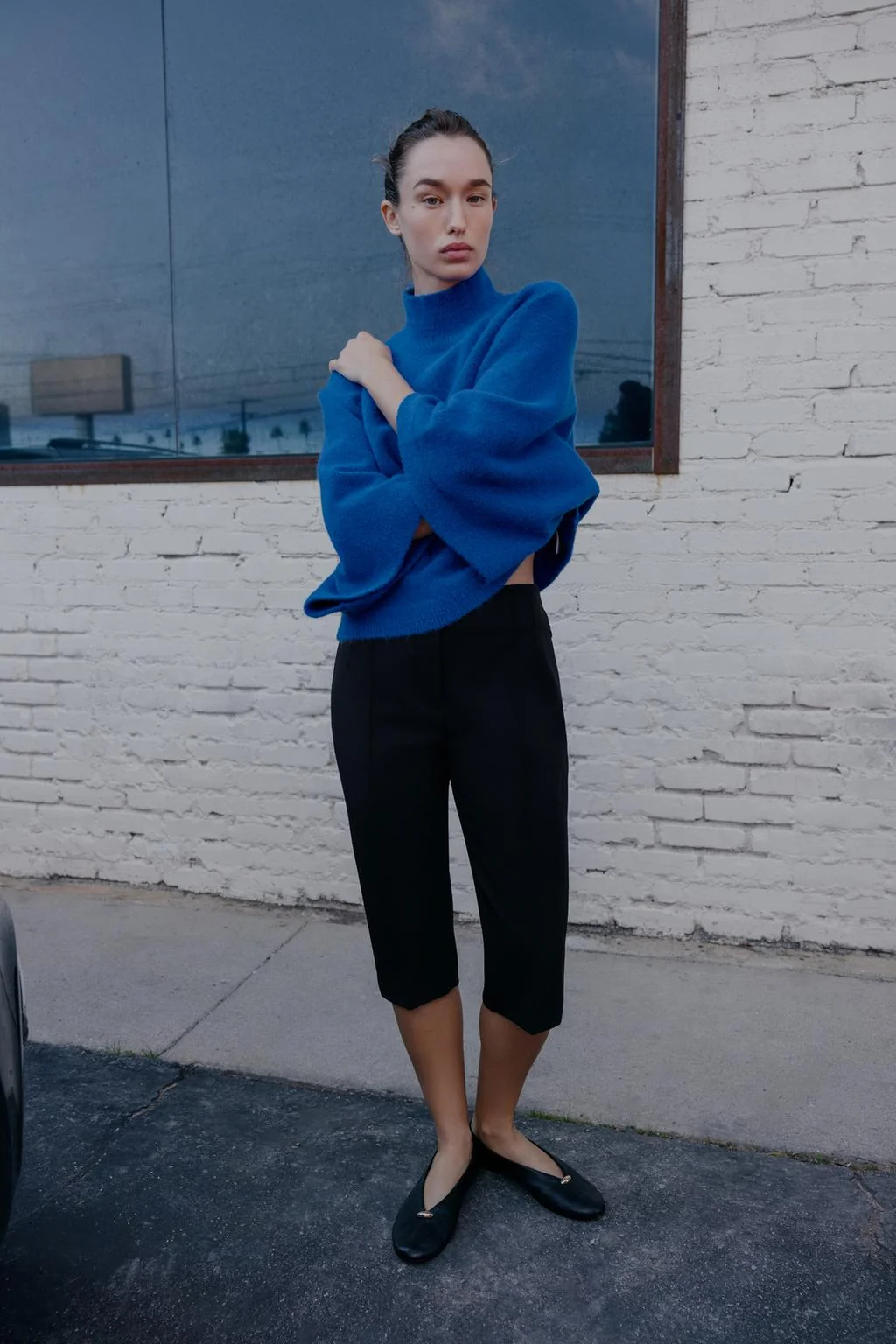 Свитер с широкими рукавами