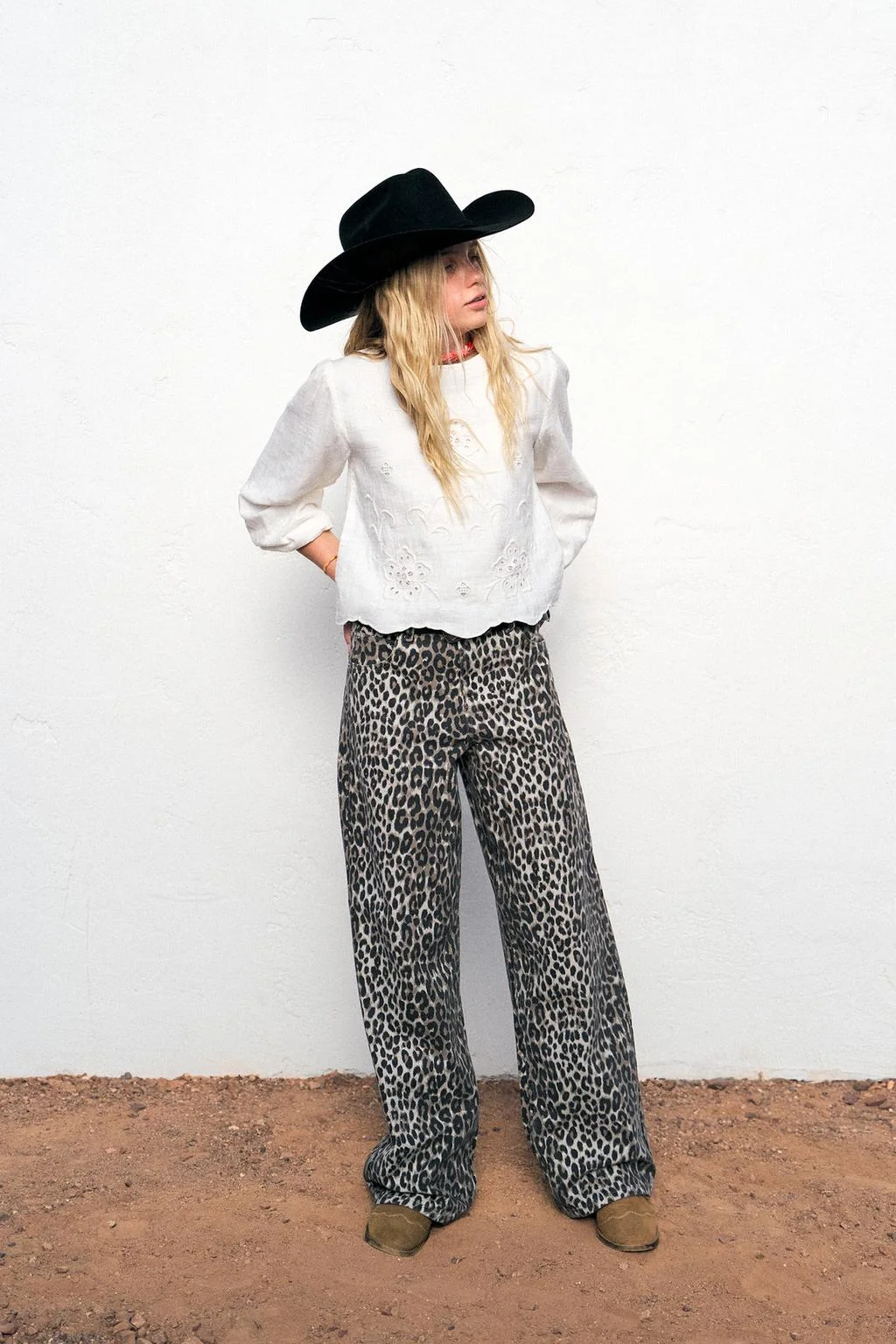 Джинсы с широкими штанинами и животным принтом — Декларационные брюки