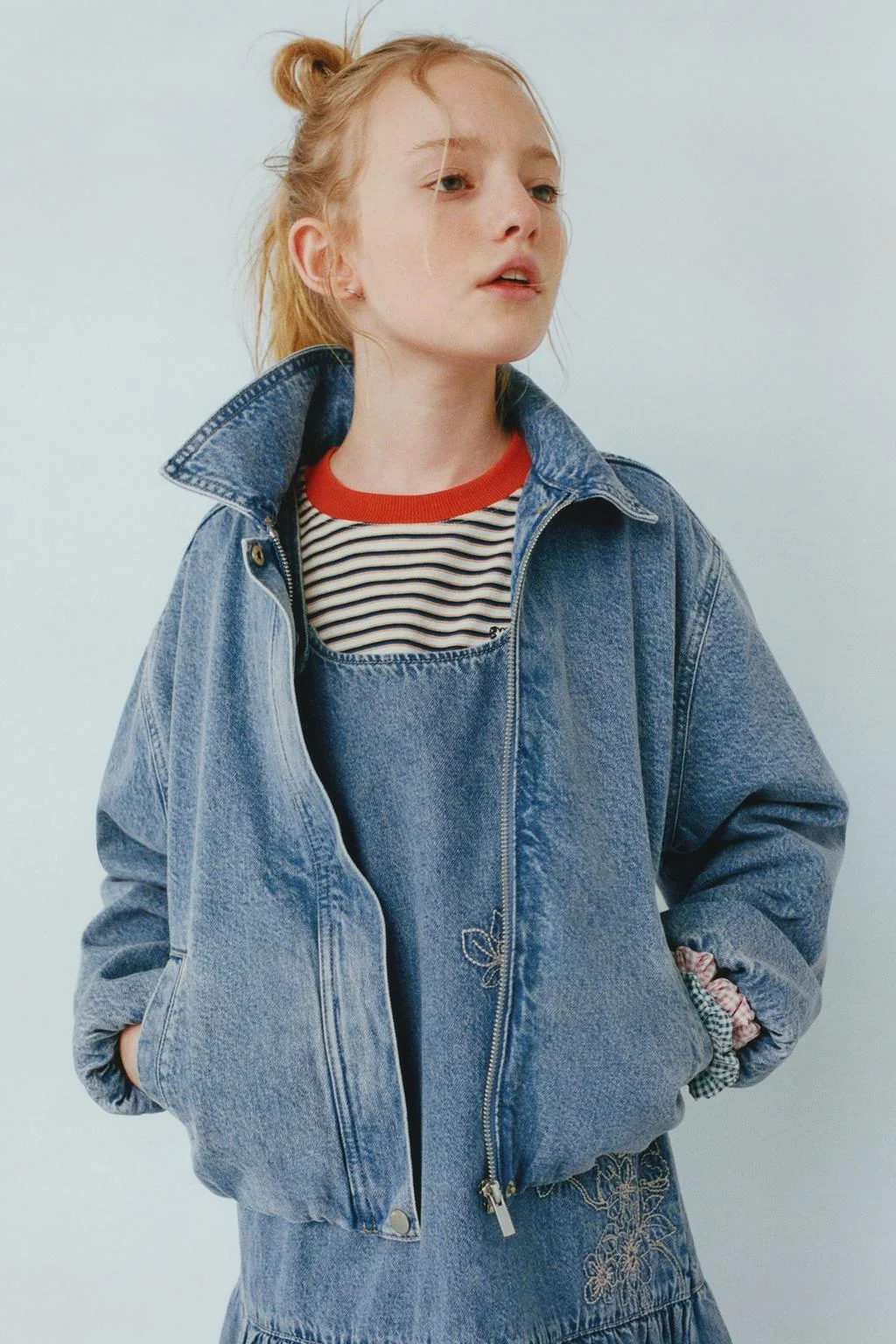 Джинсовая куртка-бомбер