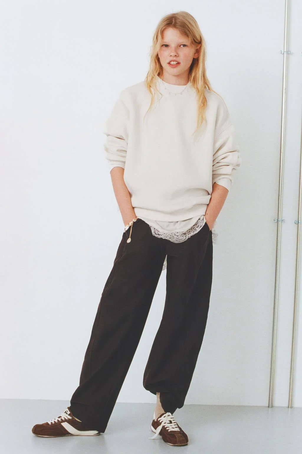 Свитшот с кружевными вставками