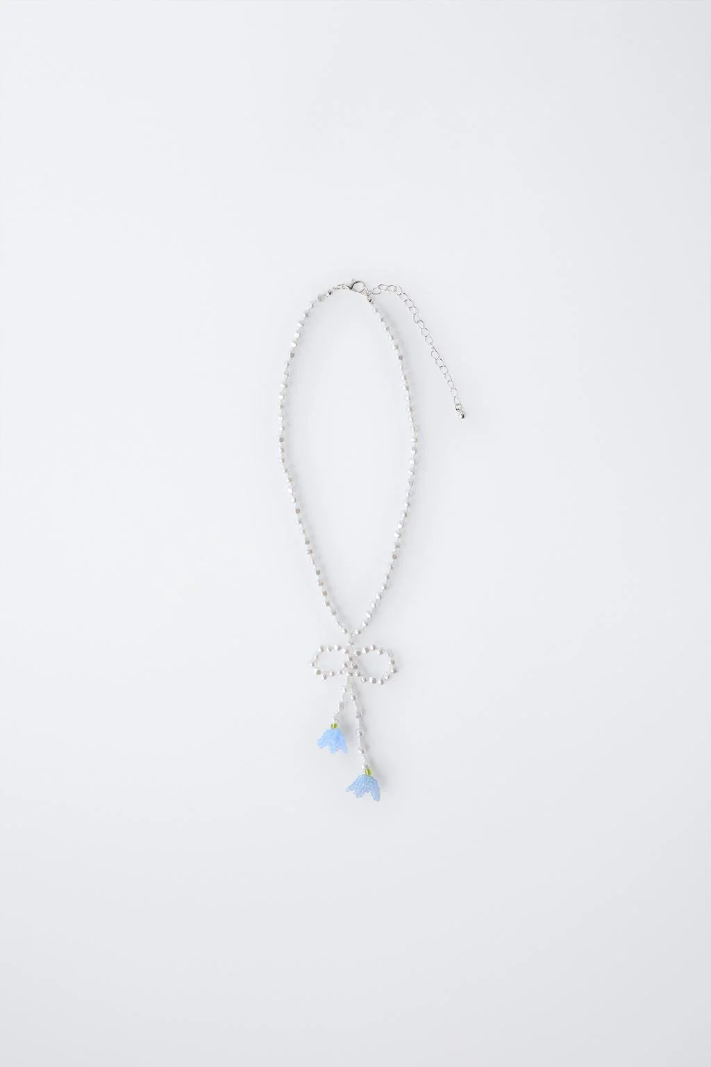 Ожерелье с искусственным жемчугом и цветочными бусинами — Брюски