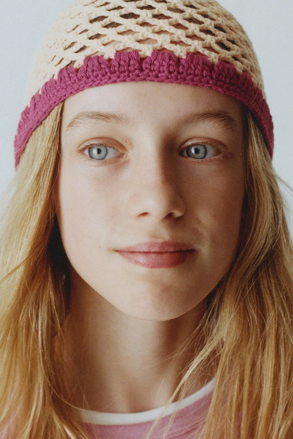 Шапка с контрастной отворотной каймой