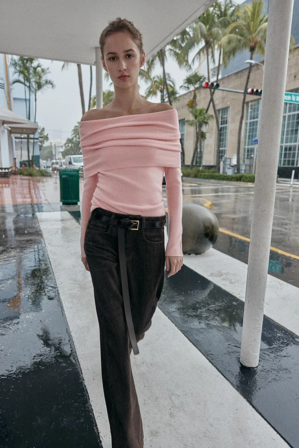 Трикотажный свитер с открытой линией плеч