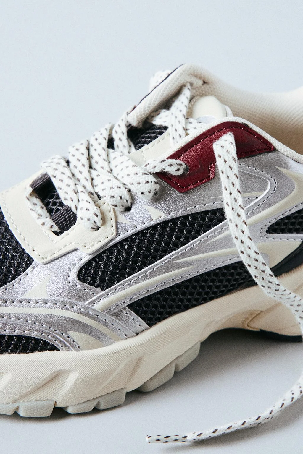 Спортивные кроссовки из сетки