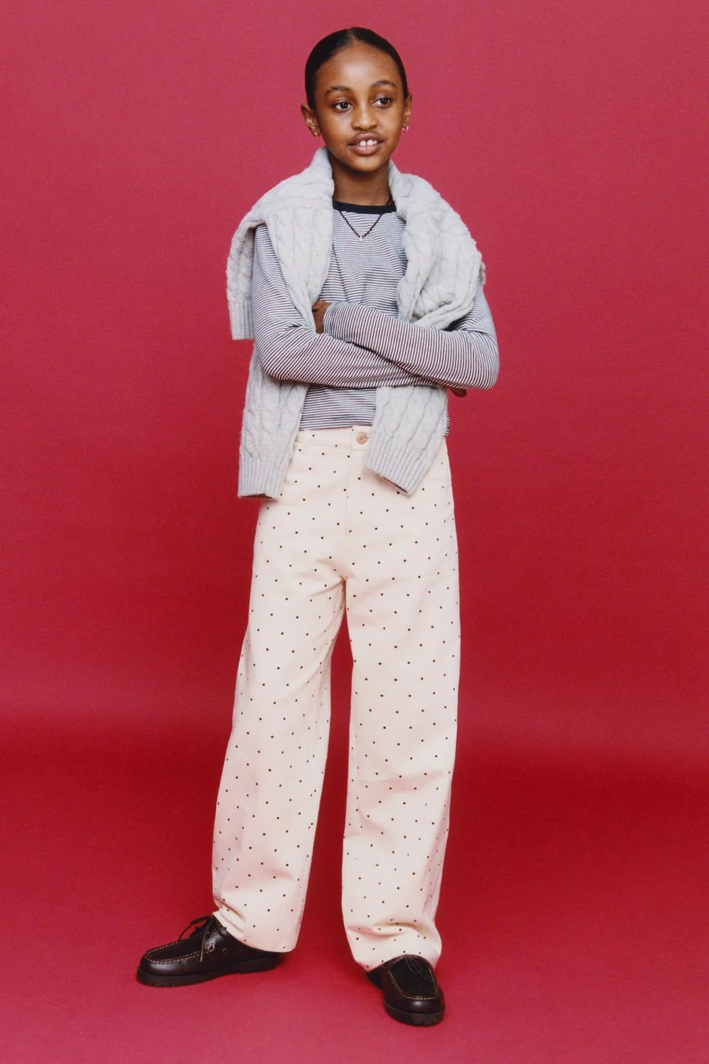 Джинсы с широкими штанинами в горошек