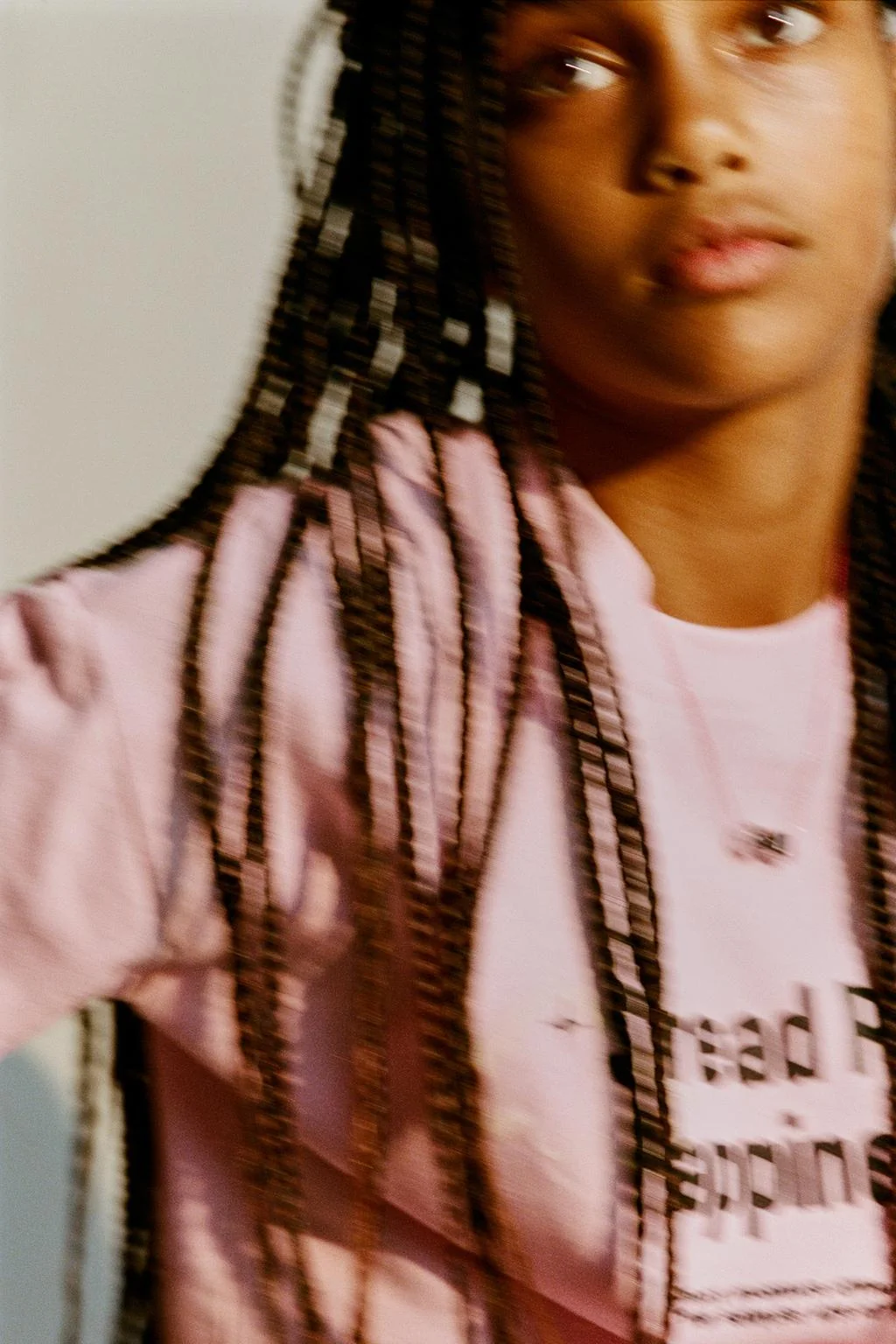 Джинсы с принтом зебры и широкими штанинами