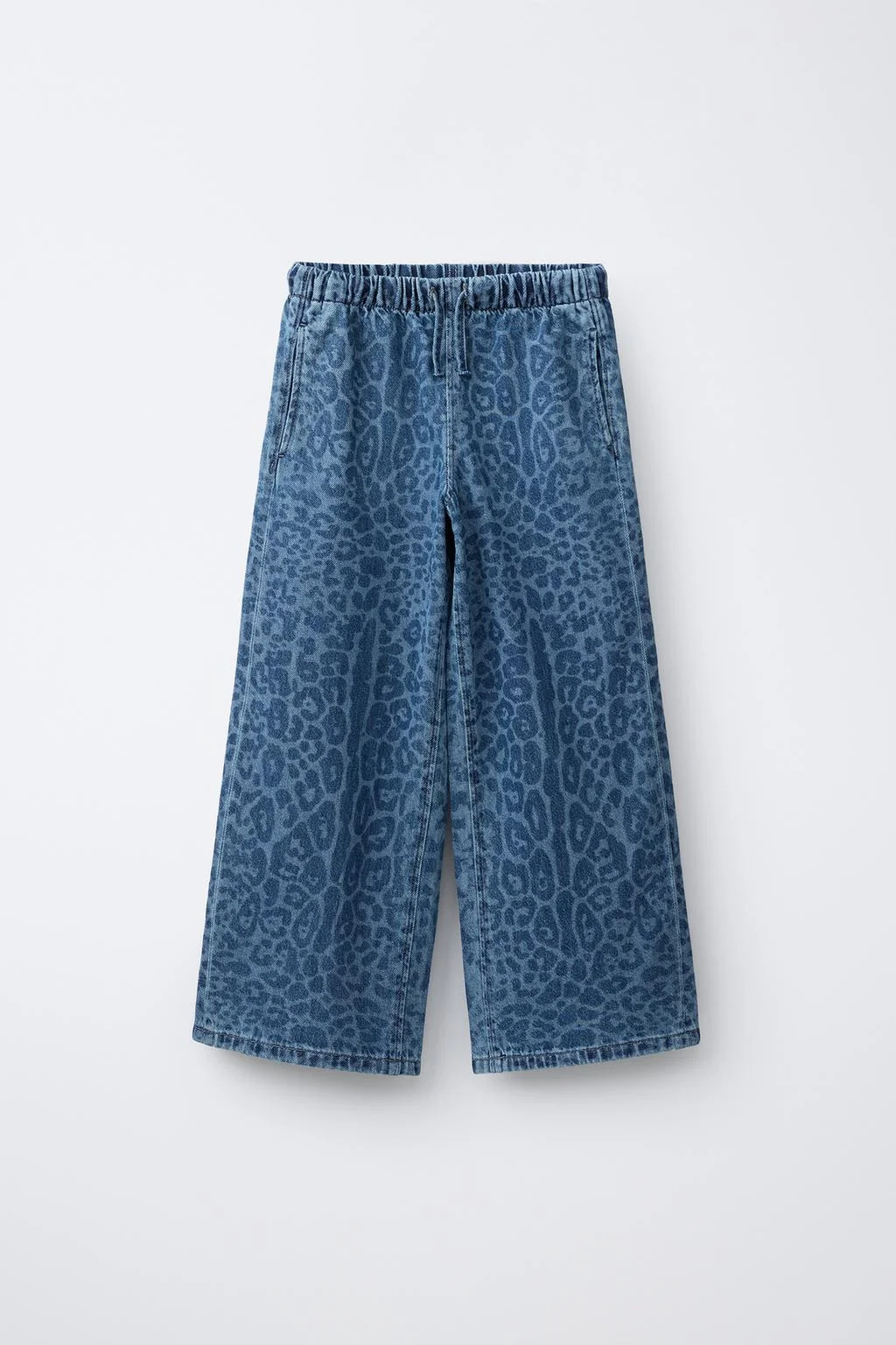 Джинсы с широкими штанинами в животный принт