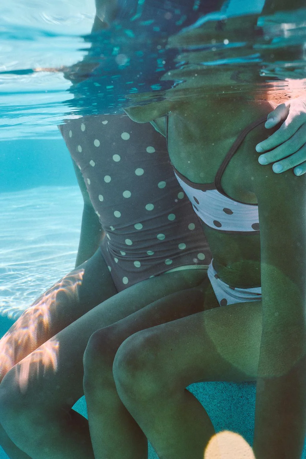 6-14 лет / Купальник в горошек с контрастной окантовкой