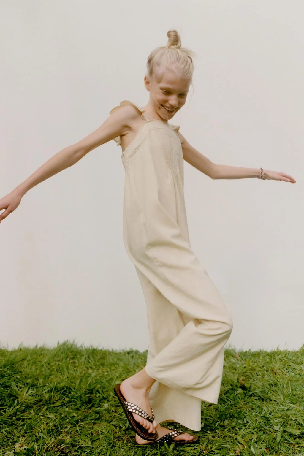 Комбинезон из льняной смеси с кружевом