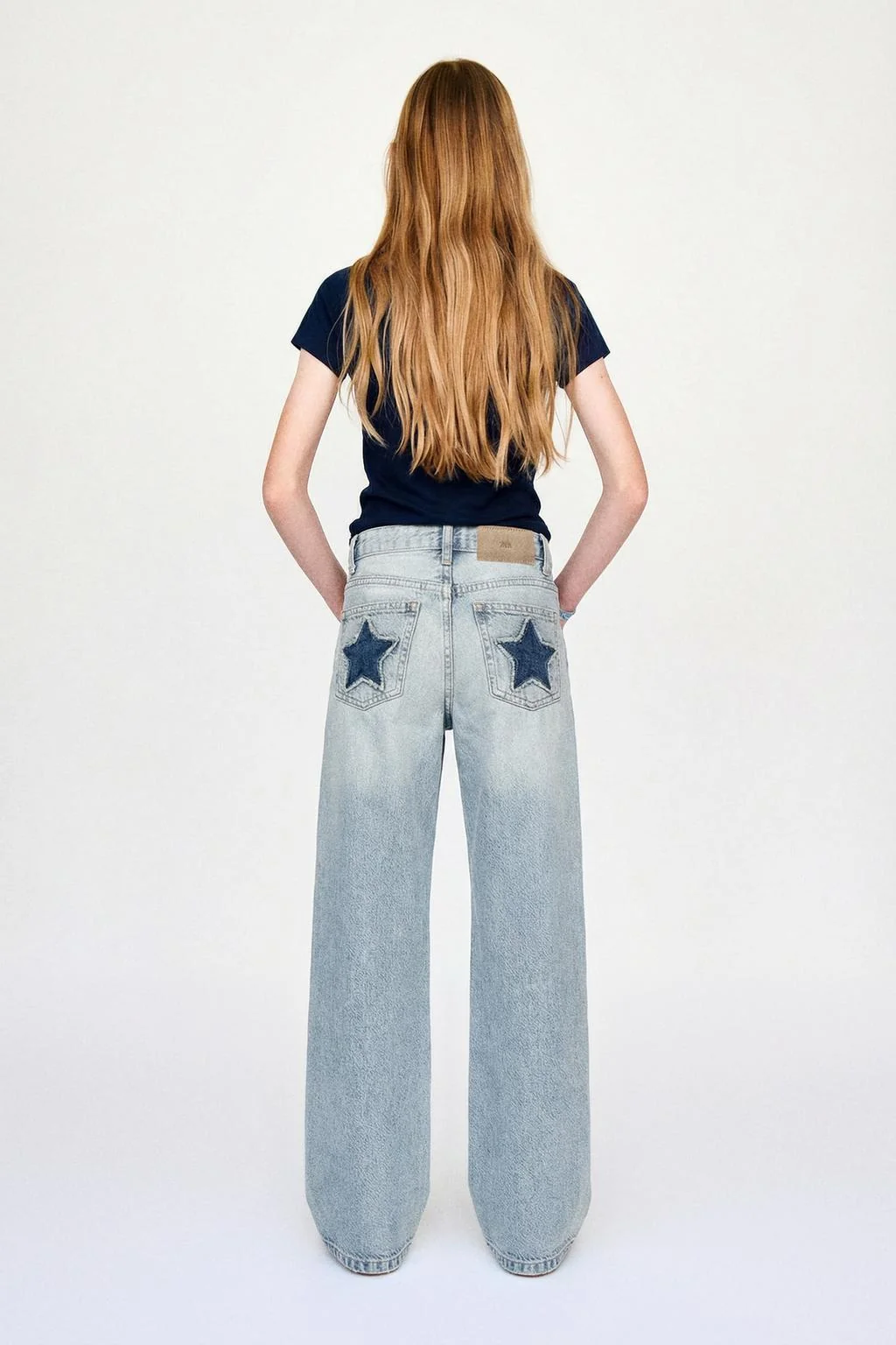 Джинсы с широкими штанинами с заклёпками