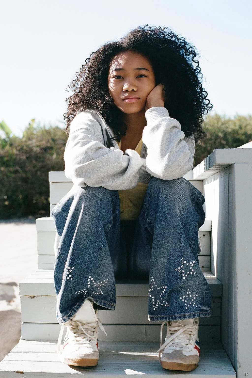 Джинсы с широкими штанинами со стразами-звёздами