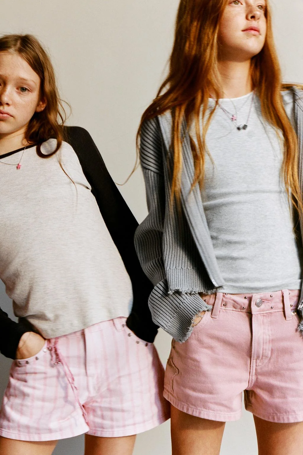 Джинсовые шорты-бермуды с заклёпками и нашивкой-звездой