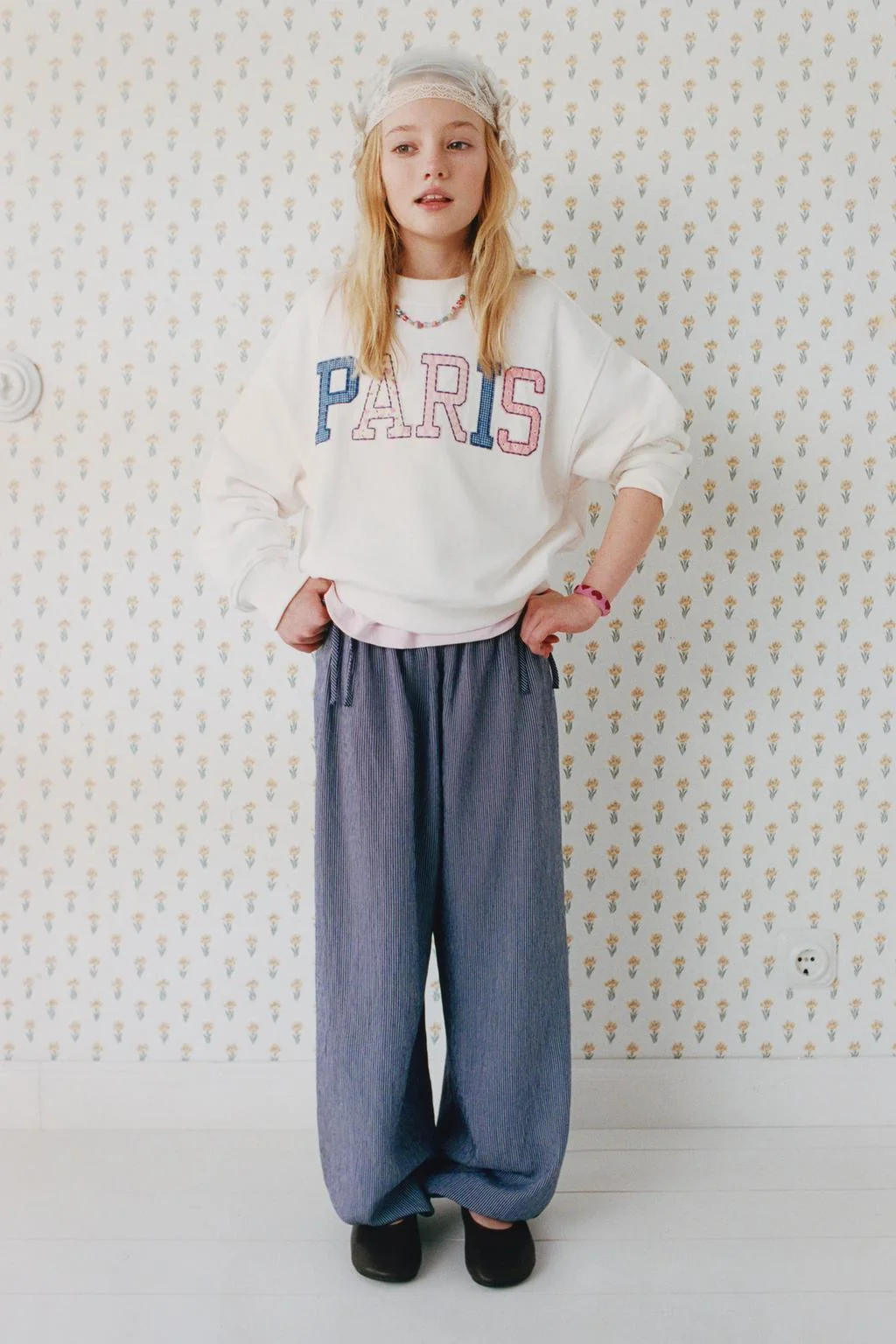 Свитшот с текстовыми нашивками