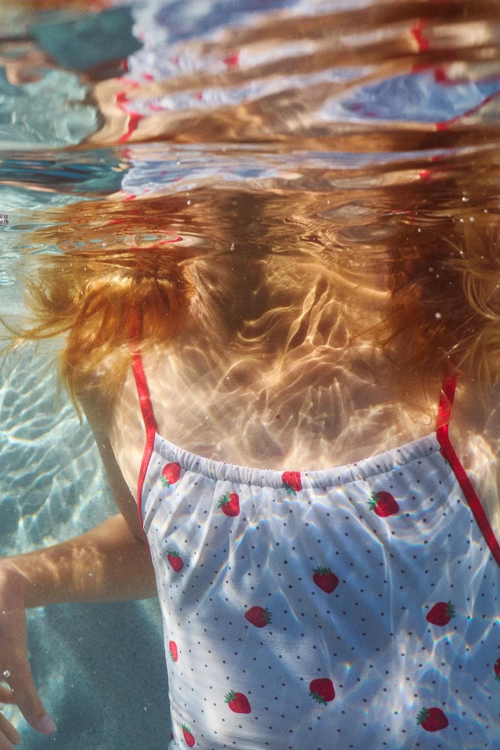 Купальник с клубничным принтом для девочек 6-14 лет